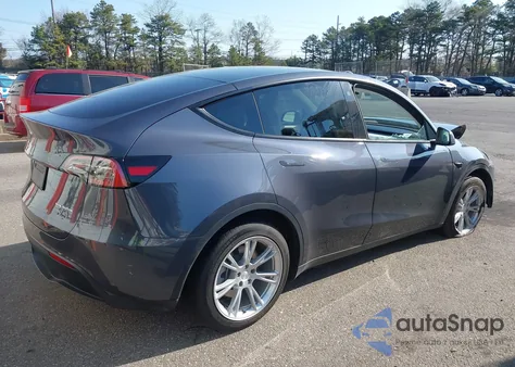 2022 Tesla Model Y Long Range Dual Motor All-Wheel Drive z USA, uszkodzony, nr VIN 7SAYGDEE0NF563331